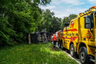 Loewenstein: Mit Mulch beladener LKW-Kipper stuerzt in Linkskurve um - Feuerwehr muss Kipper mit Mistgabeln entleeren - Fahrer verletzt